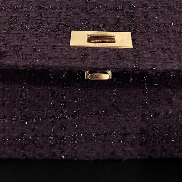 Elegant lilac crossbody wallet with chain and clasp - Picture 4 of 6